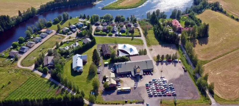 Hôtel de campagne avec restaurant et théâtre d'été au bord de la Suojoki — 1