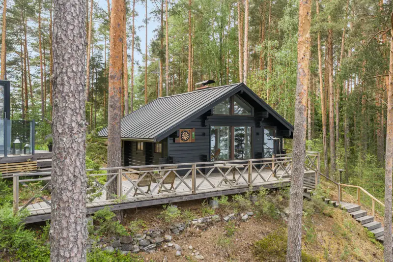 Honkarakenne ~50 m² (1987) + sauna de rive + pavillon vitré, vue Asikkalanselkä, 2 330 m² — Pulkkilanharju / Asikkala — 3