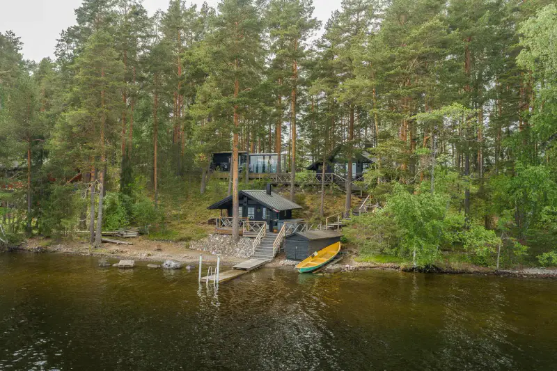 Honkarakenne ~50 m² (1987) + sauna de rive + pavillon vitré, vue Asikkalanselkä, 2 330 m² — Pulkkilanharju / Asikkala — 1