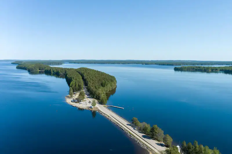 Honkarakenne ~50 m² (1987) + sauna de rive + pavillon vitré, vue Asikkalanselkä, 2 330 m² — Pulkkilanharju / Asikkala — 2