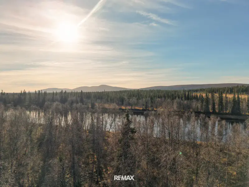 Mökki en rondins ~52 m² (1989) + sauna à bois, 2,06 ha et rive privée sur l’Ounasjoki — Peltovuoma / Enontekiö — 1