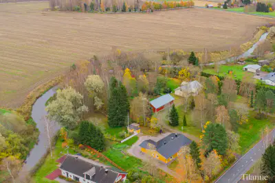 Maison 1969 entièrement rénovée (145,5 m², 4 chambres) sur terrain de 2 700 m² avec rive privée sur l’Eurajoki — Sorkkinen, Eura — 1
