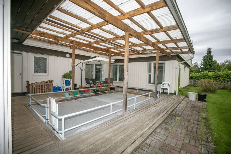 Maison bois ~240–300 m² (1975) + atelier ~100 m², 6 500 m², Eurajoki — Kiukainen / Eura — 3