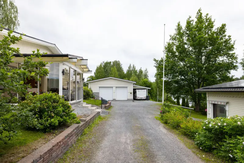 Maison élargie ~121 m² (1977+), rive Laitilansalmi, 2 705 m² — Vanaja / Hämeenkyrö — 1