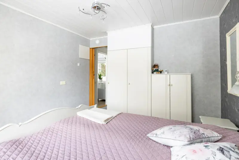 Maison élargie ~121 m² (1977+), rive Laitilansalmi, 2 705 m² — Vanaja / Hämeenkyrö — 17