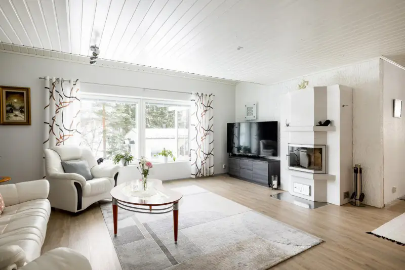Maison élargie ~121 m² (1977+), rive Laitilansalmi, 2 705 m² — Vanaja / Hämeenkyrö — 3