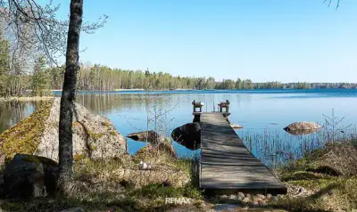 Chalet d’architecte ~58 m² (1966) avec sauna, 3 350 m² et rive — Sotkajärvi / Renko — 1
