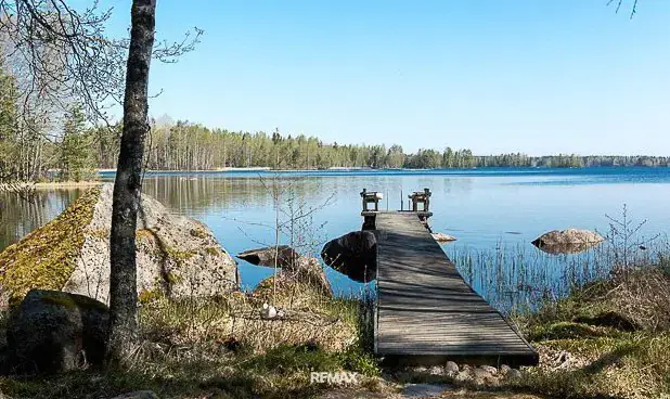 Chalet d’architecte ~58 m² (1966) avec sauna, 3 350 m² et rive — Sotkajärvi / Renko — 1