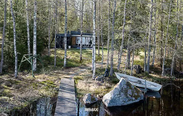 Chalet d’architecte ~58 m² (1966) avec sauna, 3 350 m² et rive — Sotkajärvi / Renko — 3