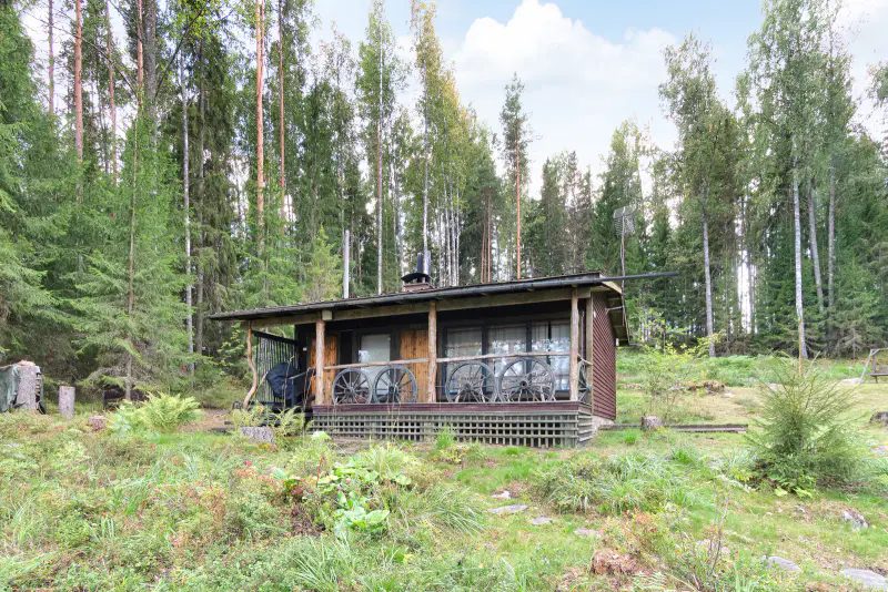 Chalet 1970, 48 m², rive privée, 3 020 m² + sauna de rive — Kalvola, Hämeenlinna — 2