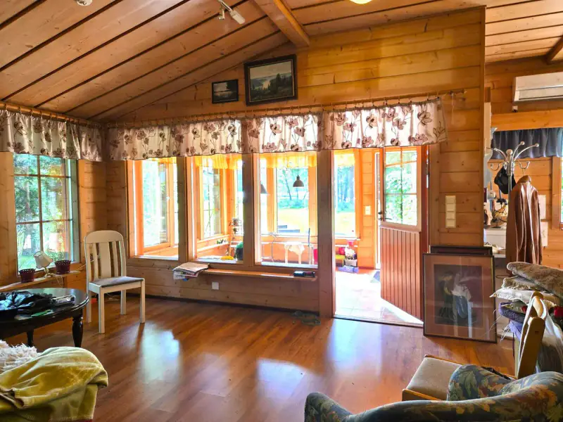 Maison de plain-pied ~96 m² (1989, agrandie) + sauna + dépendance 63 m², 7 930 m² et 120 m de rive sur l’Äimäjärvi — Iittala / Hämeenlinna — 4