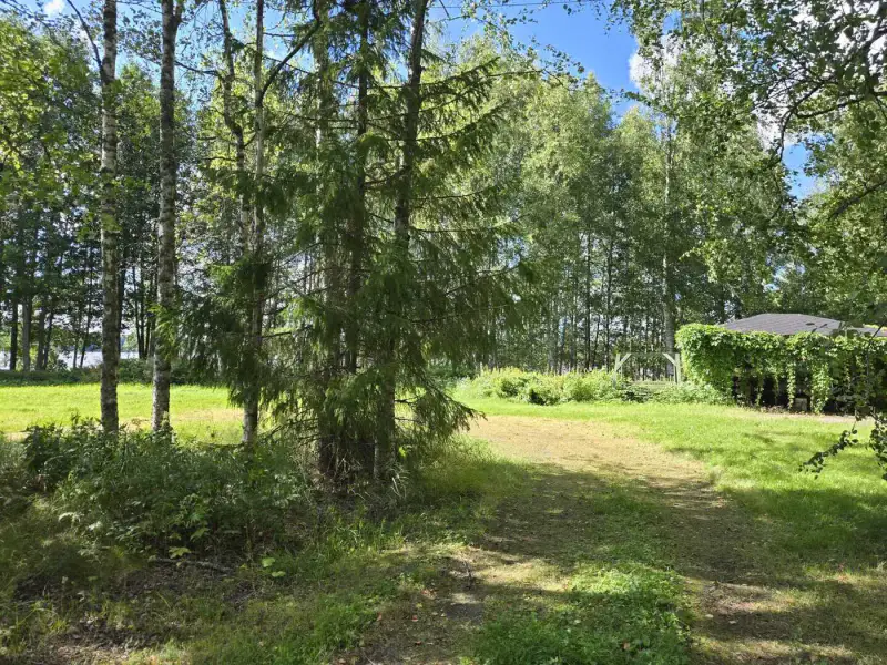 Maison de plain-pied ~96 m² (1989, agrandie) + sauna + dépendance 63 m², 7 930 m² et 120 m de rive sur l’Äimäjärvi — Iittala / Hämeenlinna — 12