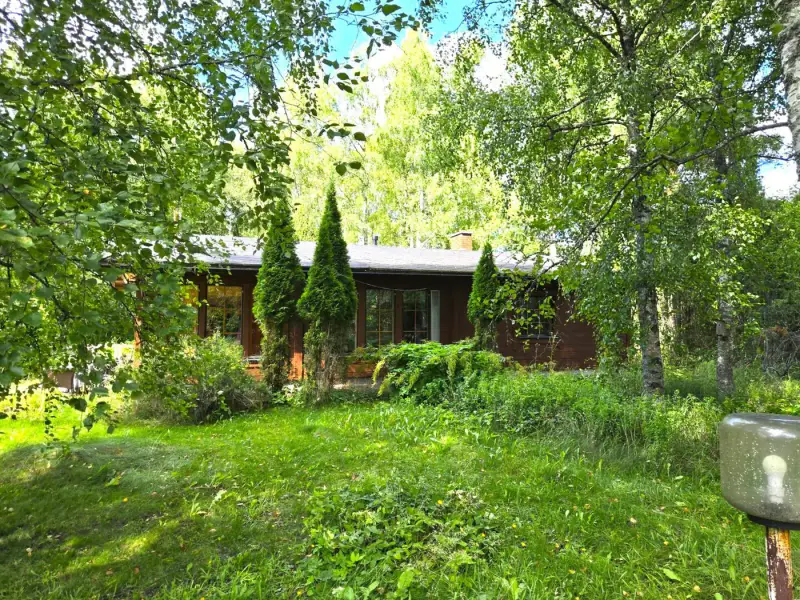 Maison de plain-pied ~96 m² (1989, agrandie) + sauna + dépendance 63 m², 7 930 m² et 120 m de rive sur l’Äimäjärvi — Iittala / Hämeenlinna — 13