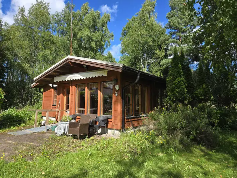 Maison de plain-pied ~96 m² (1989, agrandie) + sauna + dépendance 63 m², 7 930 m² et 120 m de rive sur l’Äimäjärvi — Iittala / Hämeenlinna — 15
