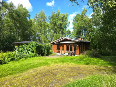 Maison de plain-pied ~96 m² (1989, agrandie) + sauna + dépendance 63 m², 7 930 m² et 120 m de rive sur l’Äimäjärvi — Iittala / Hämeenlinna — 1