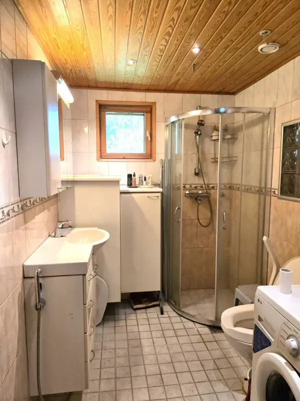 Maison de plain-pied ~96 m² (1989, agrandie) + sauna + dépendance 63 m², 7 930 m² et 120 m de rive sur l’Äimäjärvi — Iittala / Hämeenlinna — 9