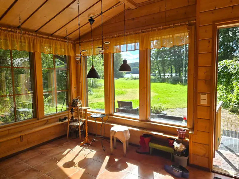 Maison de plain-pied ~96 m² (1989, agrandie) + sauna + dépendance 63 m², 7 930 m² et 120 m de rive sur l’Äimäjärvi — Iittala / Hämeenlinna — 5
