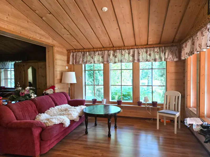 Maison de plain-pied ~96 m² (1989, agrandie) + sauna + dépendance 63 m², 7 930 m² et 120 m de rive sur l’Äimäjärvi — Iittala / Hämeenlinna — 2