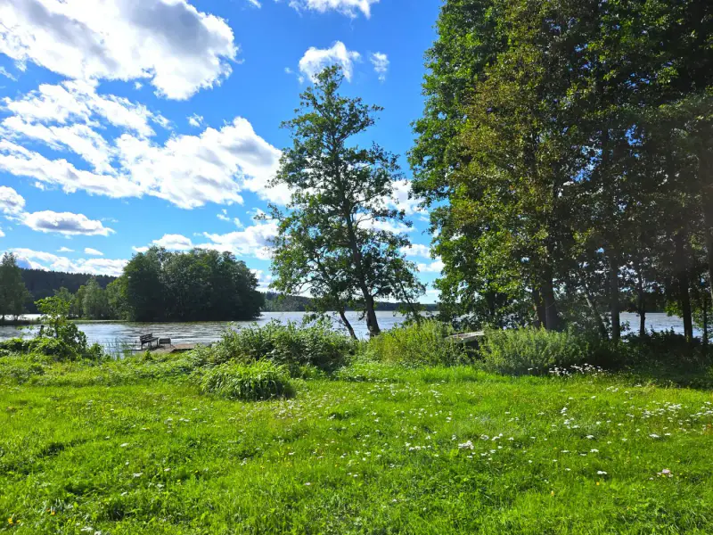 Maison de plain-pied ~96 m² (1989, agrandie) + sauna + dépendance 63 m², 7 930 m² et 120 m de rive sur l’Äimäjärvi — Iittala / Hämeenlinna — 17