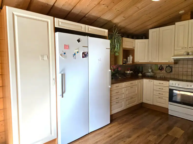 Maison de plain-pied ~96 m² (1989, agrandie) + sauna + dépendance 63 m², 7 930 m² et 120 m de rive sur l’Äimäjärvi — Iittala / Hämeenlinna — 7