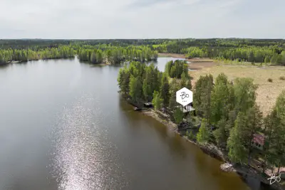 Chalet ~52 m² (1977) rénové 2025–26 sur île du Jääsjärvi + sauna, 3 210 m² — Hirvisaaret / Hartola — 1