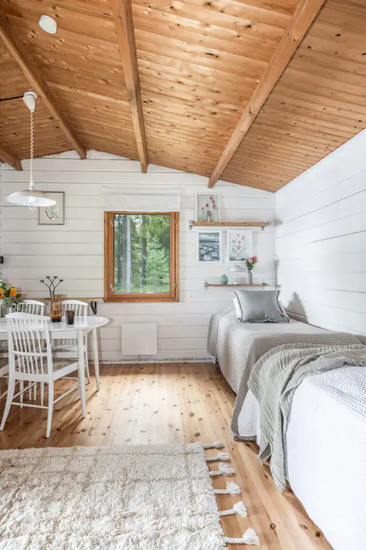 Petit mökki ~24,5 m² (1981) + sauna, 2 940 m² sur l’Onkilammi — Vuohiniemi / Hattula — 2
