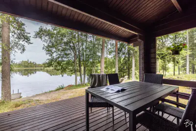 Petit mökki ~24,5 m² (1981) + sauna, 2 940 m² sur l’Onkilammi — Vuohiniemi / Hattula — 1