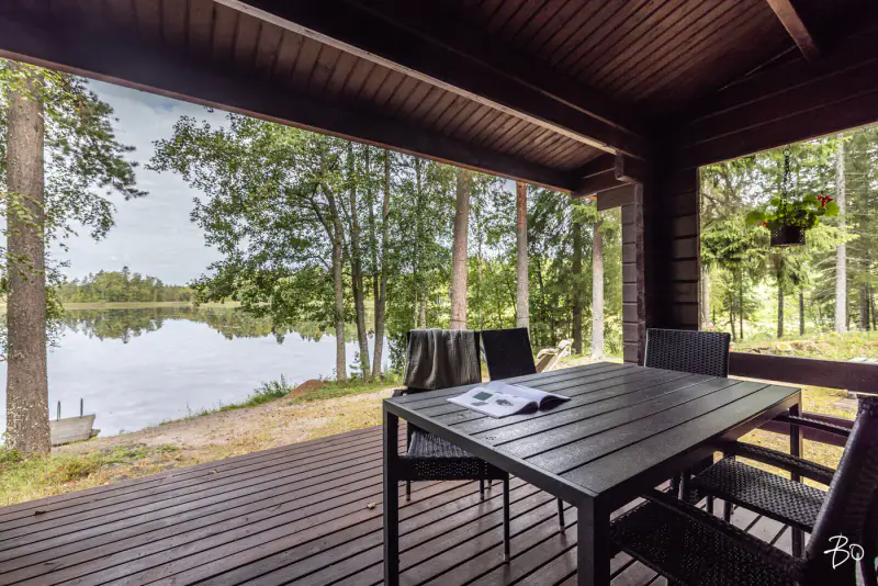 Petit mökki ~24,5 m² (1981) + sauna, 2 940 m² sur l’Onkilammi — Vuohiniemi / Hattula — 1