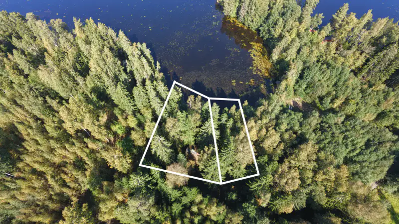 Terrain rive Tömäjärvi ~3 550 m² (~50 m), parts eaux + venevalkama — près Hämeenlinna — 4