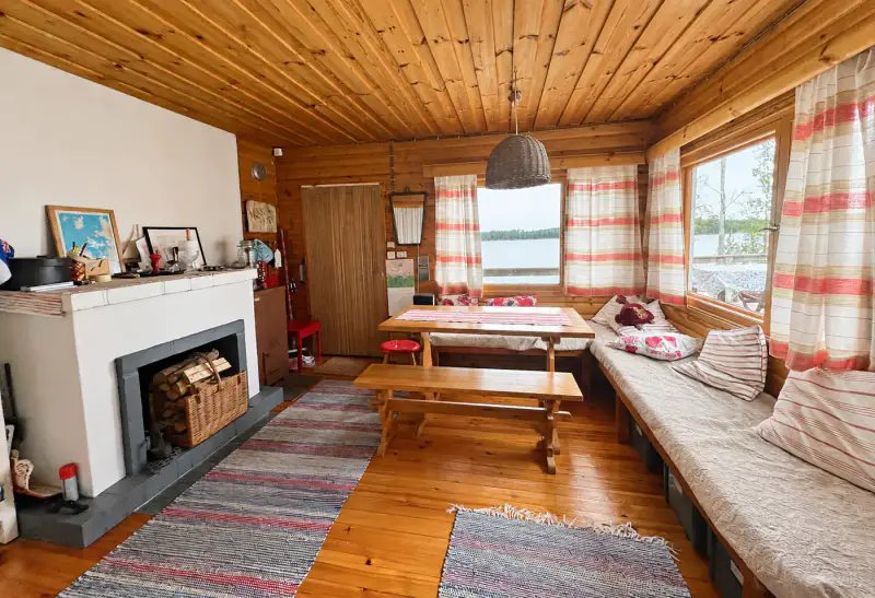Mökki d’île ~47 m² (1963) + sauna de rive, plage de sable sur le Suontee, 2 790 m² — Kalhosaari / Hirvensalmi — 8