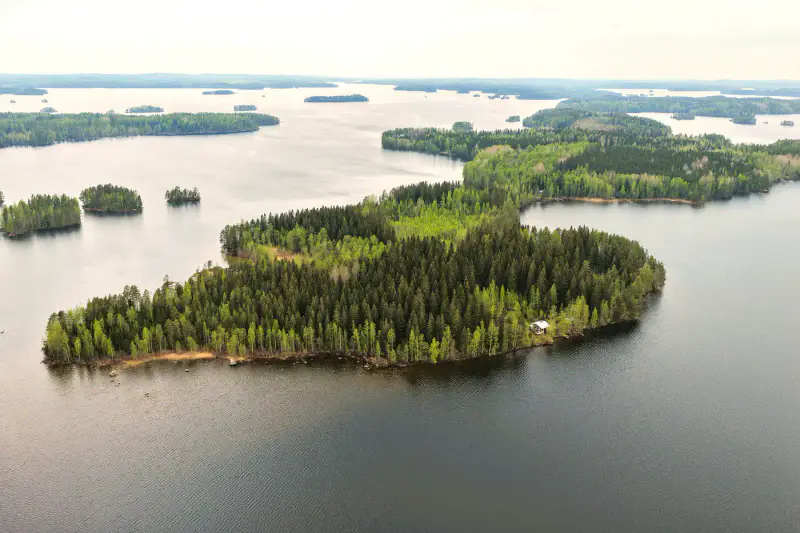 Mökki d’île ~47 m² (1963) + sauna de rive, plage de sable sur le Suontee, 2 790 m² — Kalhosaari / Hirvensalmi — 1