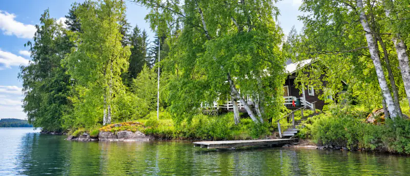 Mökki d’île ~47 m² (1963) + sauna de rive, plage de sable sur le Suontee, 2 790 m² — Kalhosaari / Hirvensalmi — 2