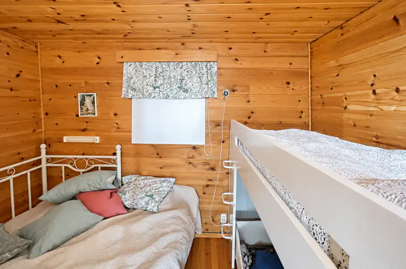 Mökki d’île ~47 m² (1963) + sauna de rive, plage de sable sur le Suontee, 2 790 m² — Kalhosaari / Hirvensalmi — 10