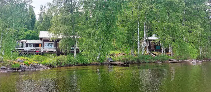 Mökki d’île ~47 m² (1963) + sauna de rive, plage de sable sur le Suontee, 2 790 m² — Kalhosaari / Hirvensalmi — 3