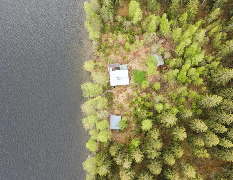 Mökki d’île ~47 m² (1963) + sauna de rive, plage de sable sur le Suontee, 2 790 m² — Kalhosaari / Hirvensalmi — 15