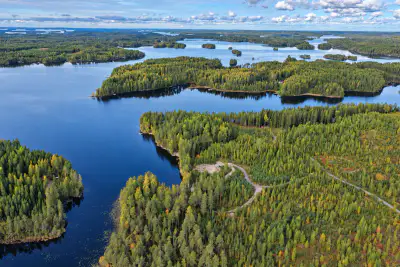 Terrain constructible ~1,9 ha, ~200 m rive ouest Puula, 350 k-m² — Suurenniemi / Hirvensalmi — 1