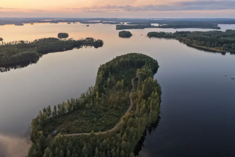 Terrain n°1 ~5 000 m², droit RA 250 k-m², rive ouest Puula / Ryökäsvesi — Lammasniemi / Hirvensalmi — 6
