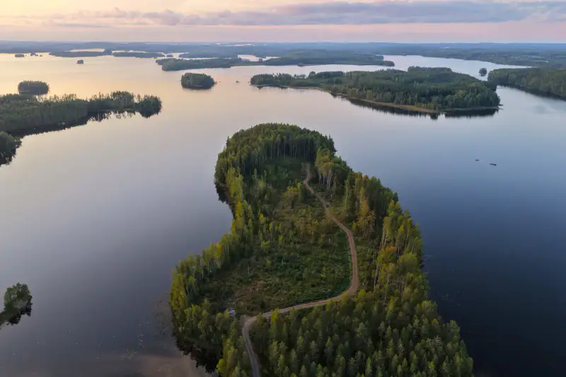 Terrain n°1 ~5 000 m², droit RA 250 k-m², rive ouest Puula / Ryökäsvesi — Lammasniemi / Hirvensalmi — 7