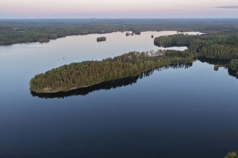 Terrain n°2 ~5 000 m², droit RA 250 k-m², rive ouest Puula / Ryökäsvesi — Lammasniemi / Hirvensalmi — 7