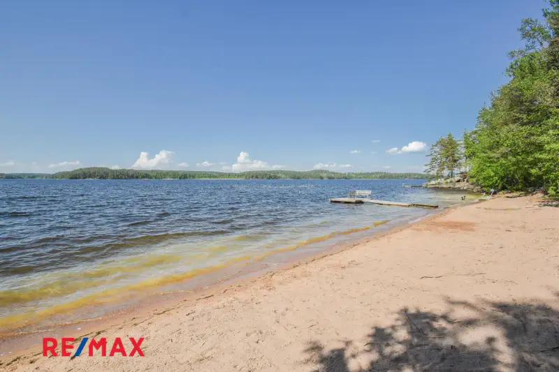 Mökki ~84 m² (1991) + rantasauna + aitta, plage sable ~85 m Pyhäjärvi, 4 200 m² — Kymentaka — 3