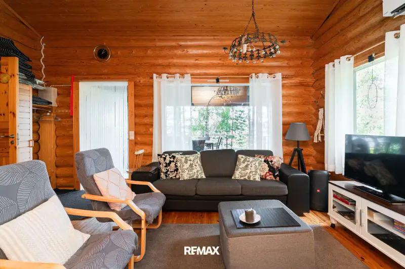 Mökki ~84 m² (1991) + rantasauna + aitta, plage sable ~85 m Pyhäjärvi, 4 200 m² — Kymentaka — 6