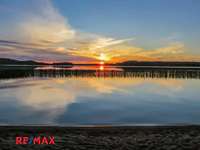 Mökki ~84 m² (1991) + rantasauna + aitta, plage sable ~85 m Pyhäjärvi, 4 200 m² — Kymentaka — 1