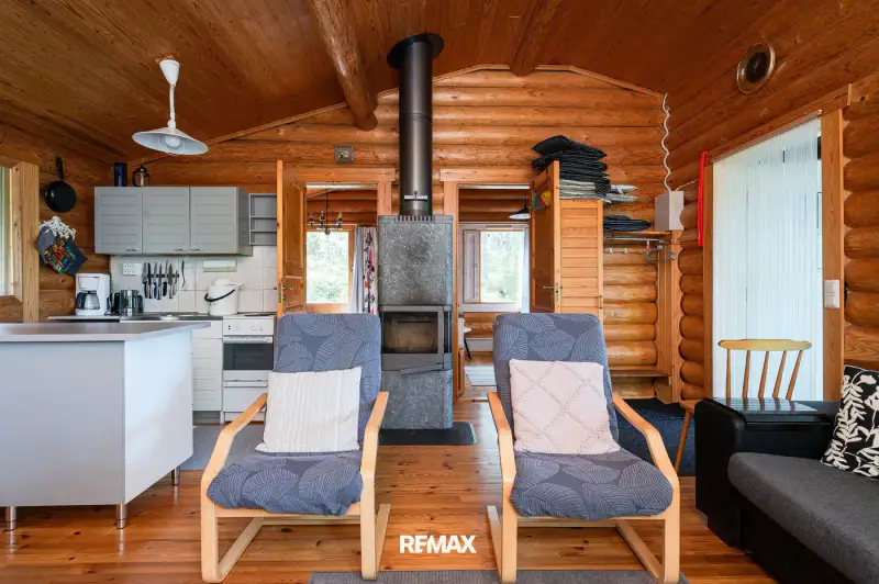 Mökki ~84 m² (1991) + rantasauna + aitta, plage sable ~85 m Pyhäjärvi, 4 200 m² — Kymentaka — 7