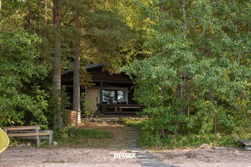 Mökki ~84 m² (1991) + rantasauna + aitta, plage sable ~85 m Pyhäjärvi, 4 200 m² — Kymentaka — 16