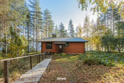Mökki ~46 m² (1975, rénové) + sauna + rantasauna, 4 400 m², ~65 m de plage privée sur le Kettujärvi — Vuolenkoski / Iitti — 1