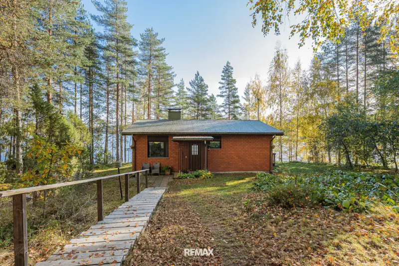 Mökki ~46 m² (1975, rénové) + sauna + rantasauna, 4 400 m², ~65 m de plage privée sur le Kettujärvi — Vuolenkoski / Iitti — 1