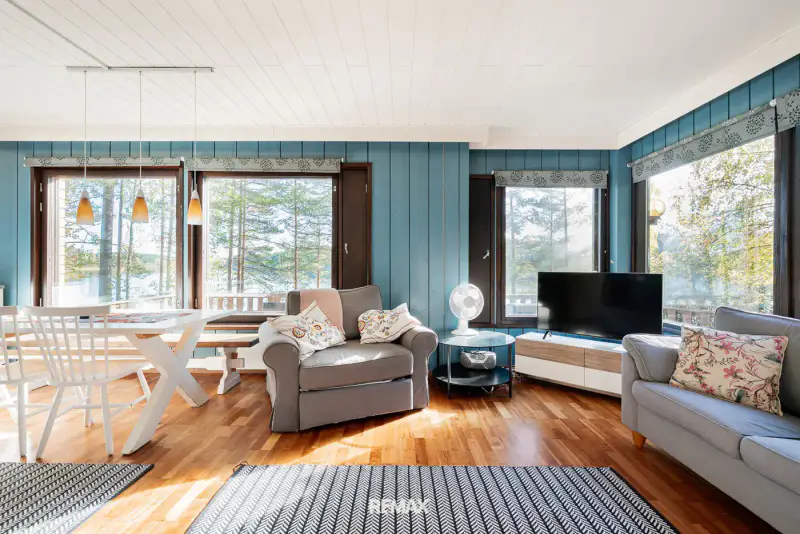 Mökki ~46 m² (1975, rénové) + sauna + rantasauna, 4 400 m², ~65 m de plage privée sur le Kettujärvi — Vuolenkoski / Iitti — 2
