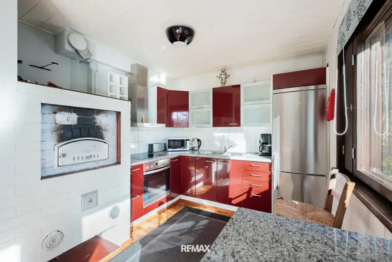 Mökki ~46 m² (1975, rénové) + sauna + rantasauna, 4 400 m², ~65 m de plage privée sur le Kettujärvi — Vuolenkoski / Iitti — 5