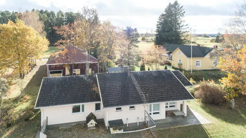 Maison 175 m² (1989) + ancienne ferme 1929, 4,47 ha et 57 m de rive sur le Kyrösjärvi — Tevaniemi / Ikaalinen — 17