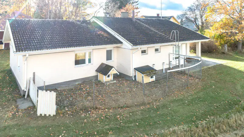 Maison 175 m² (1989) + ancienne ferme 1929, 4,47 ha et 57 m de rive sur le Kyrösjärvi — Tevaniemi / Ikaalinen — 2